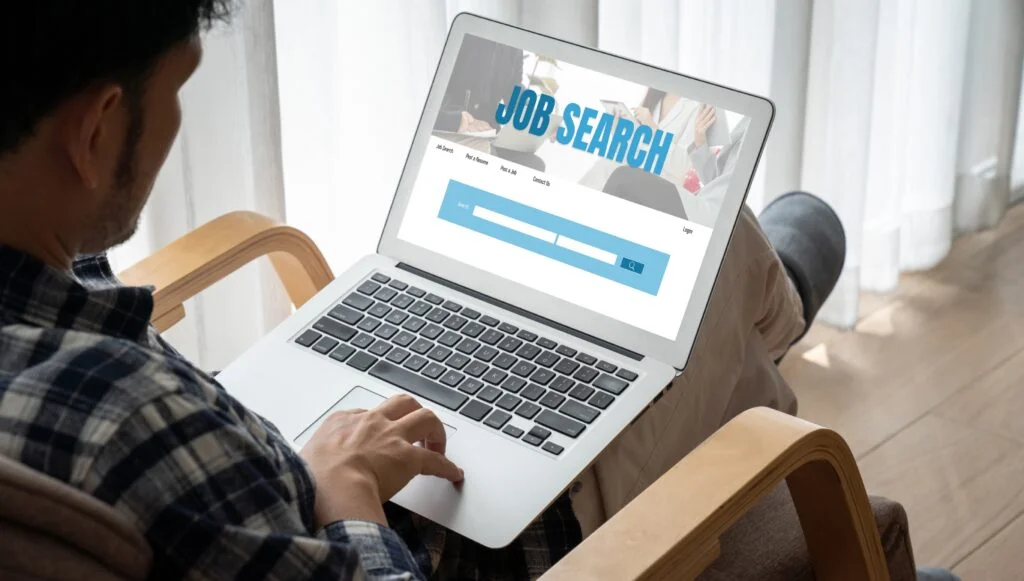 Homme recherchant des offres d'emploi en ligne