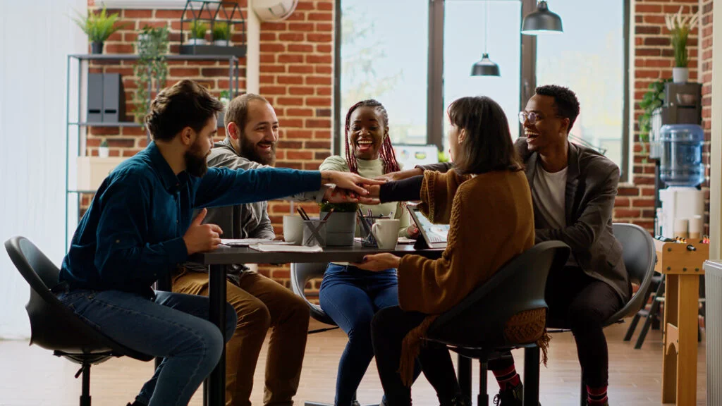 Equipe soudee autour d'une table