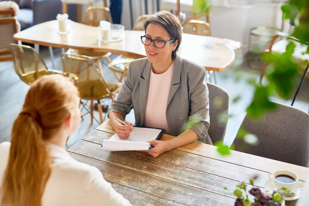 Recruteuse et candidate en entretien d'embauche dans un bureau moderne