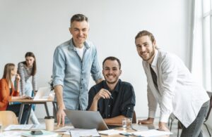 Trois hommes souriant au travail
