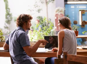 Un homme et une femme discute sur un projet professionnel