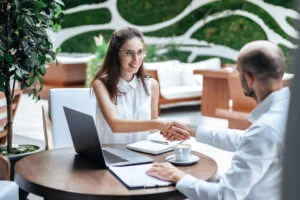 Jeune femme en entretien d'embauche avec un recruteur
