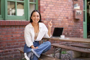 une femme sourie en cherchant du travail sur internet