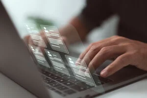 Homme qui postule a une offre d'emploi en ligne
