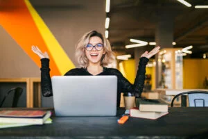 Femme blonde au bureau très heureuse