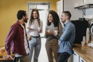 Un groupe de salaries partagent un cafe en salle de pause