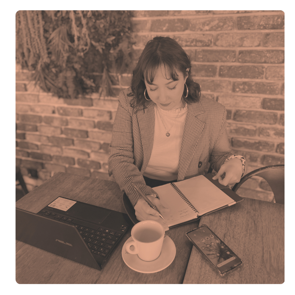 Une femme travaille dans un cafe sur son ordinateur portable
