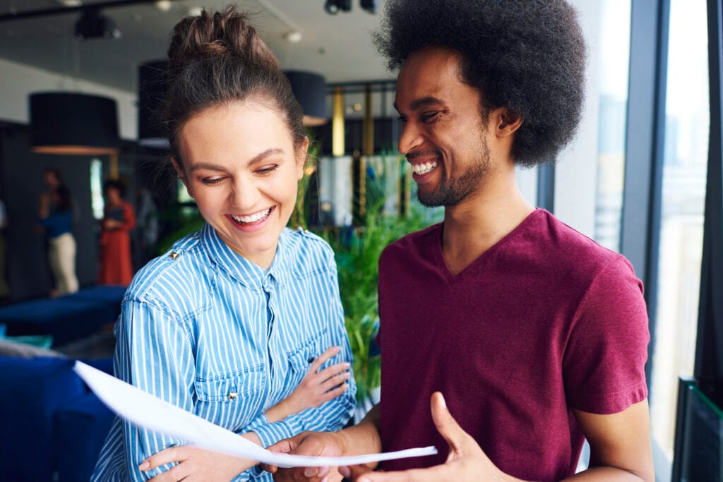 Un homme et une femme souriants au bureau