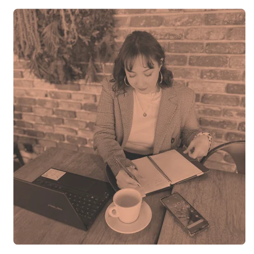 Une jeune femme travaille dans un cafe